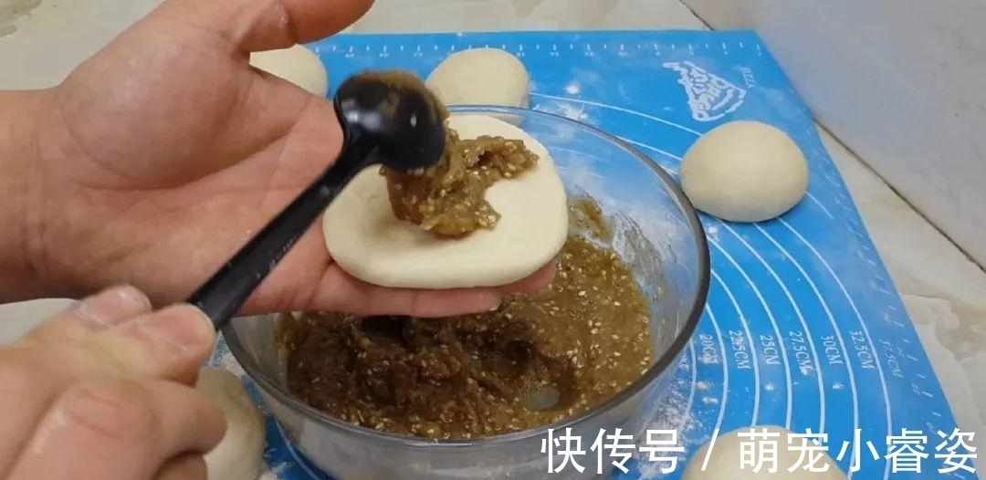 面团|做烧饼时,切记不要发面和刷油,简单一做,出锅孩子们都爱吃