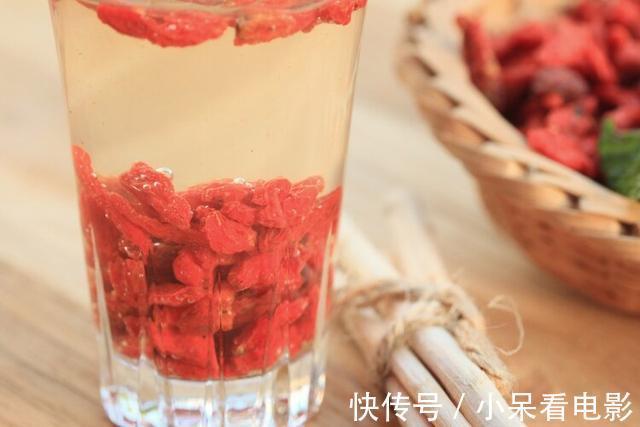 刘大爷|枸杞药食同源,坚持用枸杞泡水喝,能改善身体什么问题?