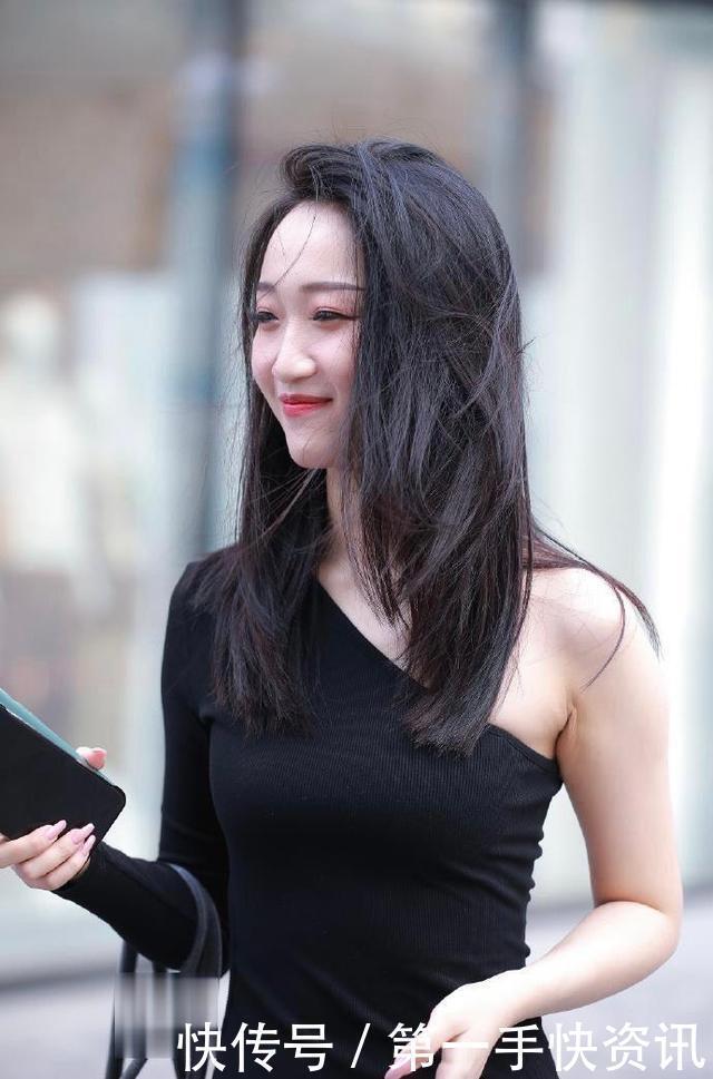 强人|美女两台“手机”出门，如此动人想不到还是个女强人