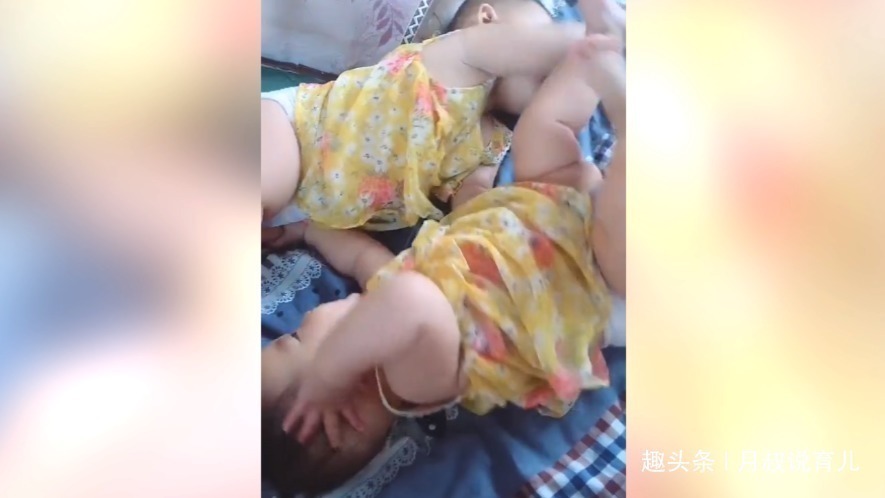 大宝|双胞胎女儿在床上打架, 场面真是太可爱,妈妈不知道帮谁真为难