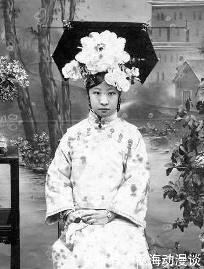 婉容|老照片：图1骑在国舅爷身上的溥仪，图6和孩子在玩荡秋千的婉容