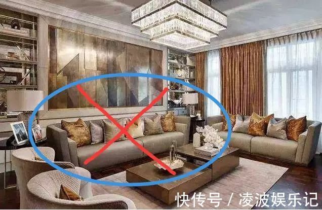 沙发|建议每家每户:现在客厅沙发这样摆放,面积直接大了一倍