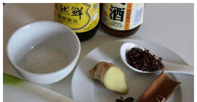 给鱼去腥，有人加酒有人加醋，都不对，大厨教你正确做法，太香了