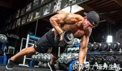 体脂率降到18以下,4个哑铃腹肌动作,虐出男神的腹肌