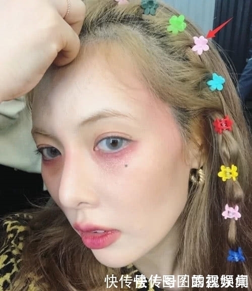 少女心|珍珠发卡过时了,泫雅的5毛钱发卡才是时尚,网友:珍珠太贵了!