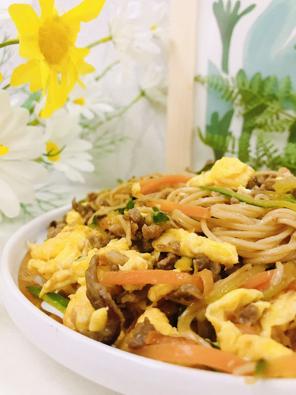 鸡蛋炒面|肉臊子鸡蛋炒面