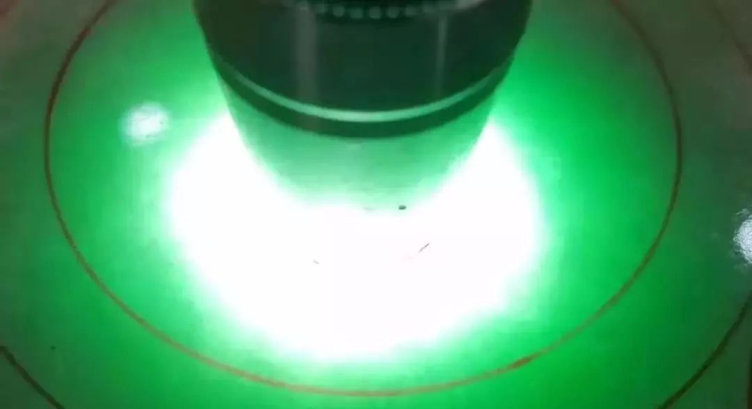 朋友早市4800买的翡翠原石,竟切出5条果绿手镯,笑得合不拢嘴!