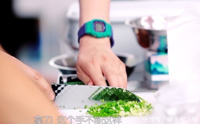 中餐厅|赵丽颖握刀手法错误，刘宇宁着急的忘喊姐，导演也不帮他改字幕