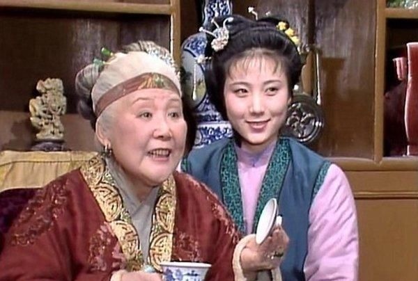 这件事$贾赦要纳鸳鸯为妾,王熙凤为什么告诉平儿出去躲躲