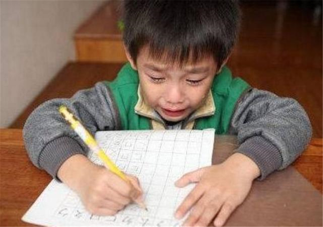 笔画|萌娃做作业哭诉名字太难写,直言自己想要叫“小花”,妈妈很尴尬