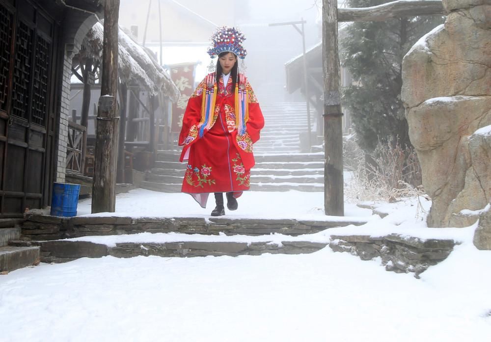 千米高山突降大雪，各路美女跑来打卡，有人在雪地上跳舞，有人穿着古装拿着长剑