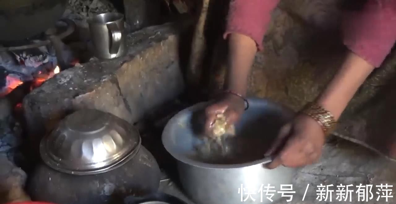 尼泊尔村庄里的穷人,米饭配土豆招待中国小伙,小孩对相机很陌生