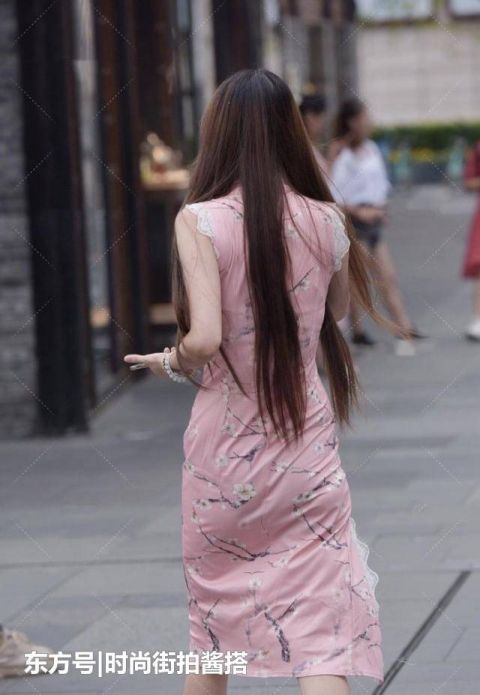 逛街就穿粉色旗袍，领口设计新颖，搭配潮流元素美出一道风景线