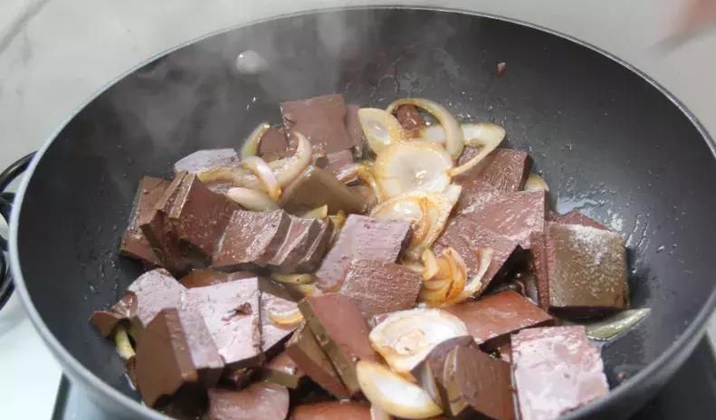 洋葱和此物一起炒,每天炒一盘,气血足了,软化血管,血管通畅了