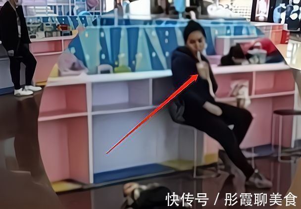 父母|90后开启“佛系带娃”模式,擅长喝奶茶“看戏”,成带娃界的清流