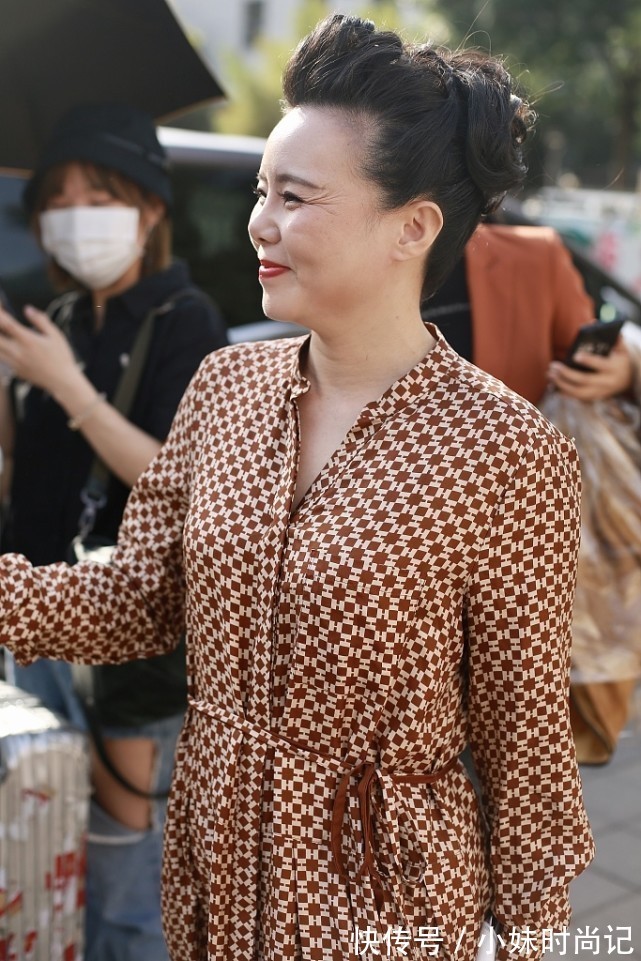 大背头|龚琳娜真有艺术家的范儿,穿着优雅好温柔,梳大背头也挺美的