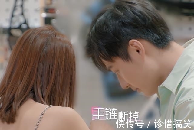 心动的信号:女1手链断了,男1烦躁不安,随后在车内向橙子表白