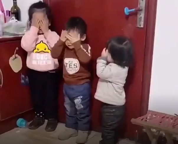 70岁外公陪三个娃玩捉迷藏,披上花棉袄“飞檐走壁挂墙上”获高赞