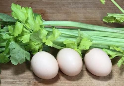一把小芹菜,加3个鸡蛋,做法简单无油烟,出锅比肉香孩子抢着吃
