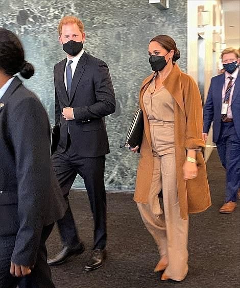 红色系 梅根真有钱啊!三天行程6套衣服60万,外加260万珠宝,土豪风十足