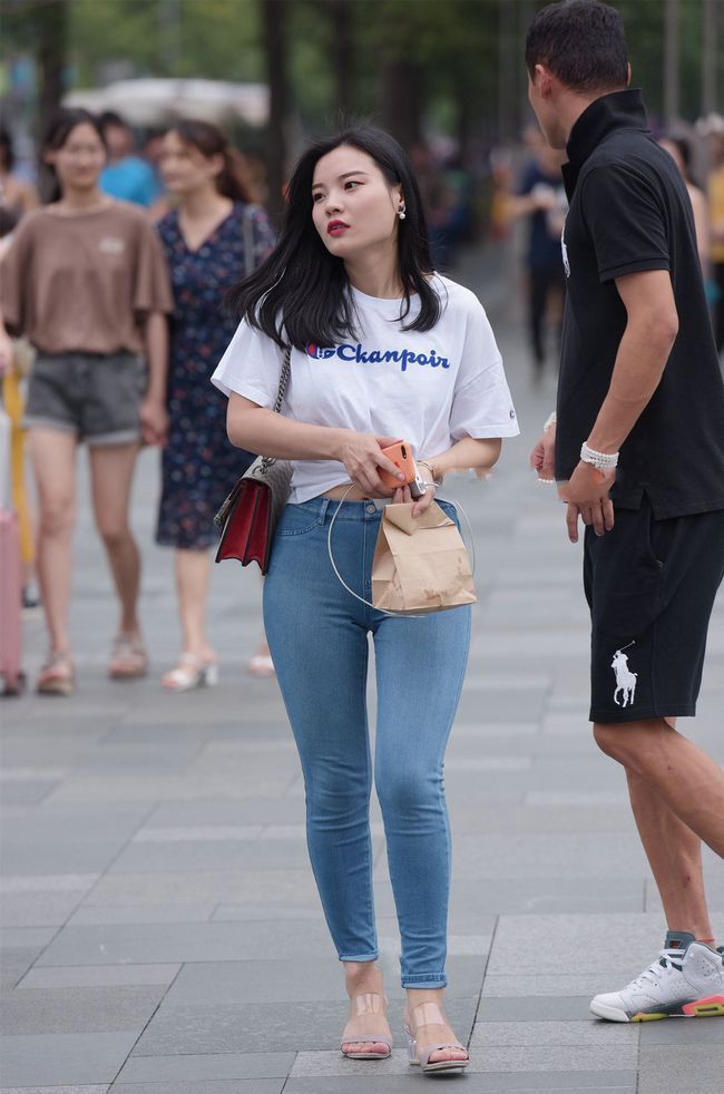 纯白印花短袖, 搭配修身牛仔裤, 青春活力, 简约中带有时尚