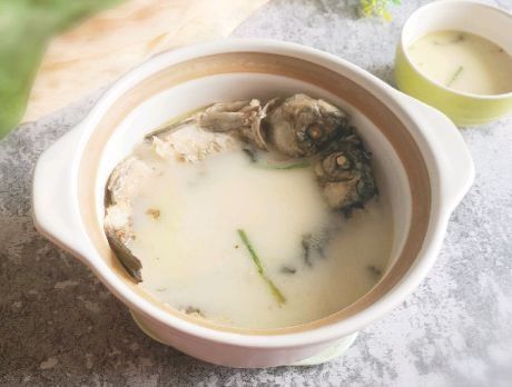 热水|炖鲫鱼汤时,用热水还是冷水做对了,鱼肉嫩滑,汤汁香浓发白