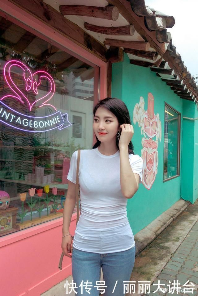 韩版白色短袖打底衫搭配紧身牛仔裤，优雅清纯，美艳动人