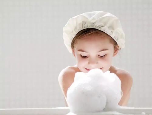 洗澡|给宝宝洗澡的正确姿势“2顺序+2时间+1物”，是不能忽视的大行动