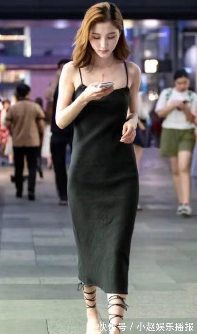 蝴蝶骨|跟着网红学穿搭，保证不踩雷，黑色连衣裙，呈现出优秀的蝴蝶骨