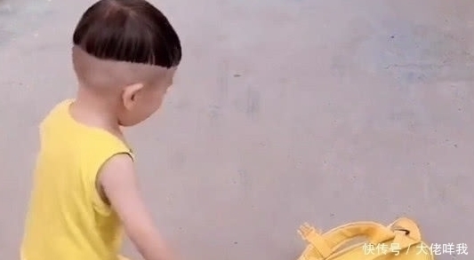 调皮|2岁娃被亲妈“赶出”门,一脸淡定自若,网友我穿尿不湿的怕谁