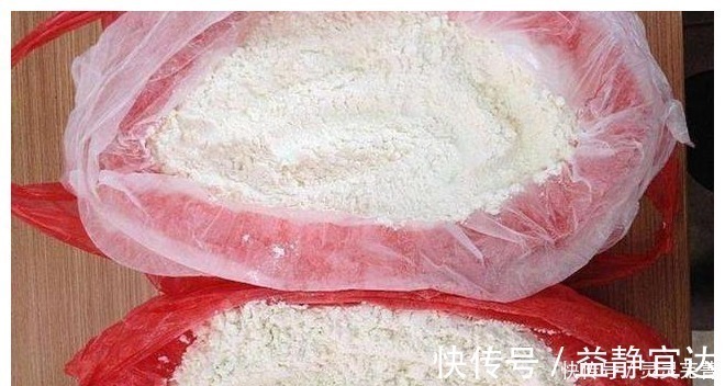 才知道,保存面粉这么简单,教你2个土方法,放一年不发霉不生虫!