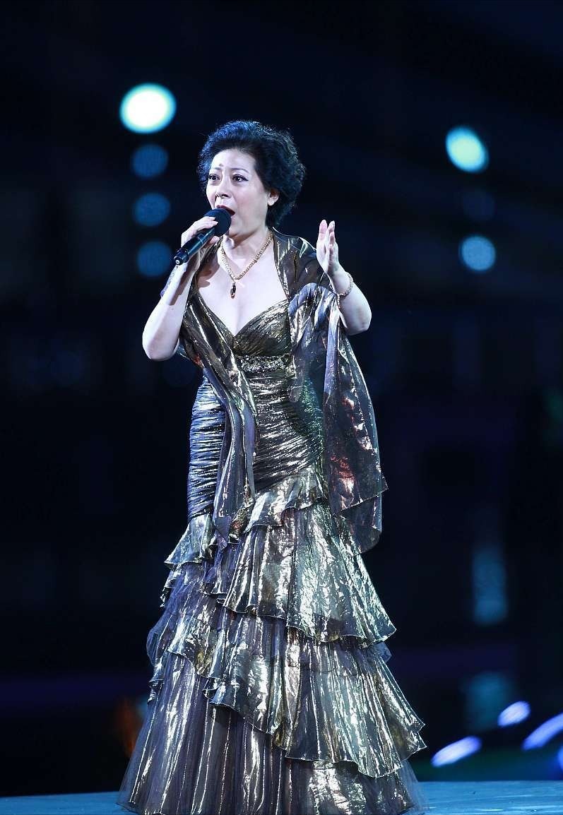 深色 关牧村还是挺不服老的, 这么招摇的裙子, 小姑娘都不一定会穿