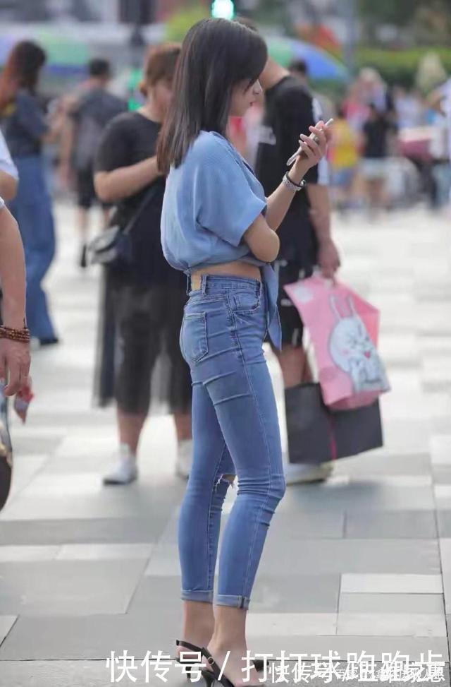 妹子|个性时髦的紧身牛仔裤,增添了一丝甜美气息,秀出妹子的精致典雅