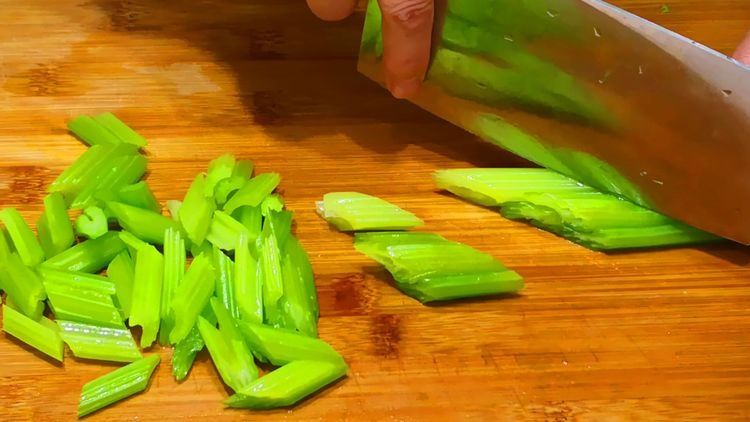 炒芹菜，不要直接下锅炒，多加1步，芹菜不变色，又脆又嫩又入味