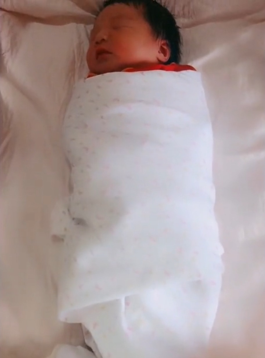 宝宝刚出生,爷爷和姥爷凝视“独苗”半小时,网友:还以为是照片