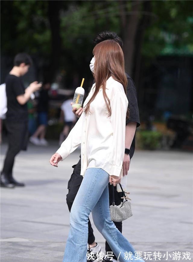 搭配 喜欢牛仔裤搭配的姑娘,夏季依旧穿着牛仔裤,感觉一点都不热!