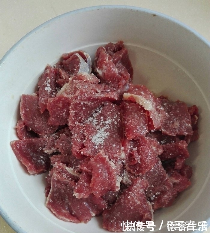 老妈炒的牛肉是一绝，吃过的都说特别嫩，全因为多了这个步骤！