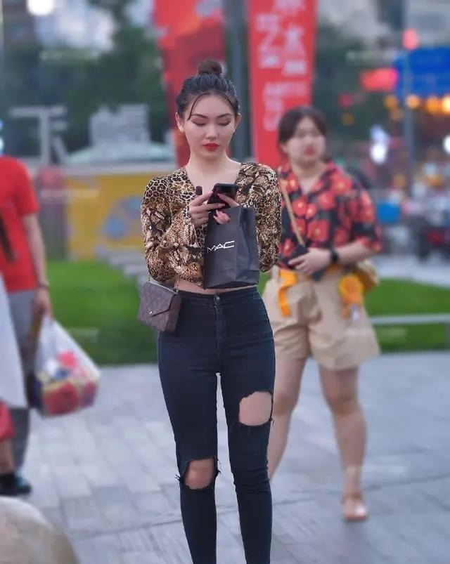 白色连衣裙 牛仔裤穿搭会显得脸型很好，游走在高贵与活泼之间，身材完美！