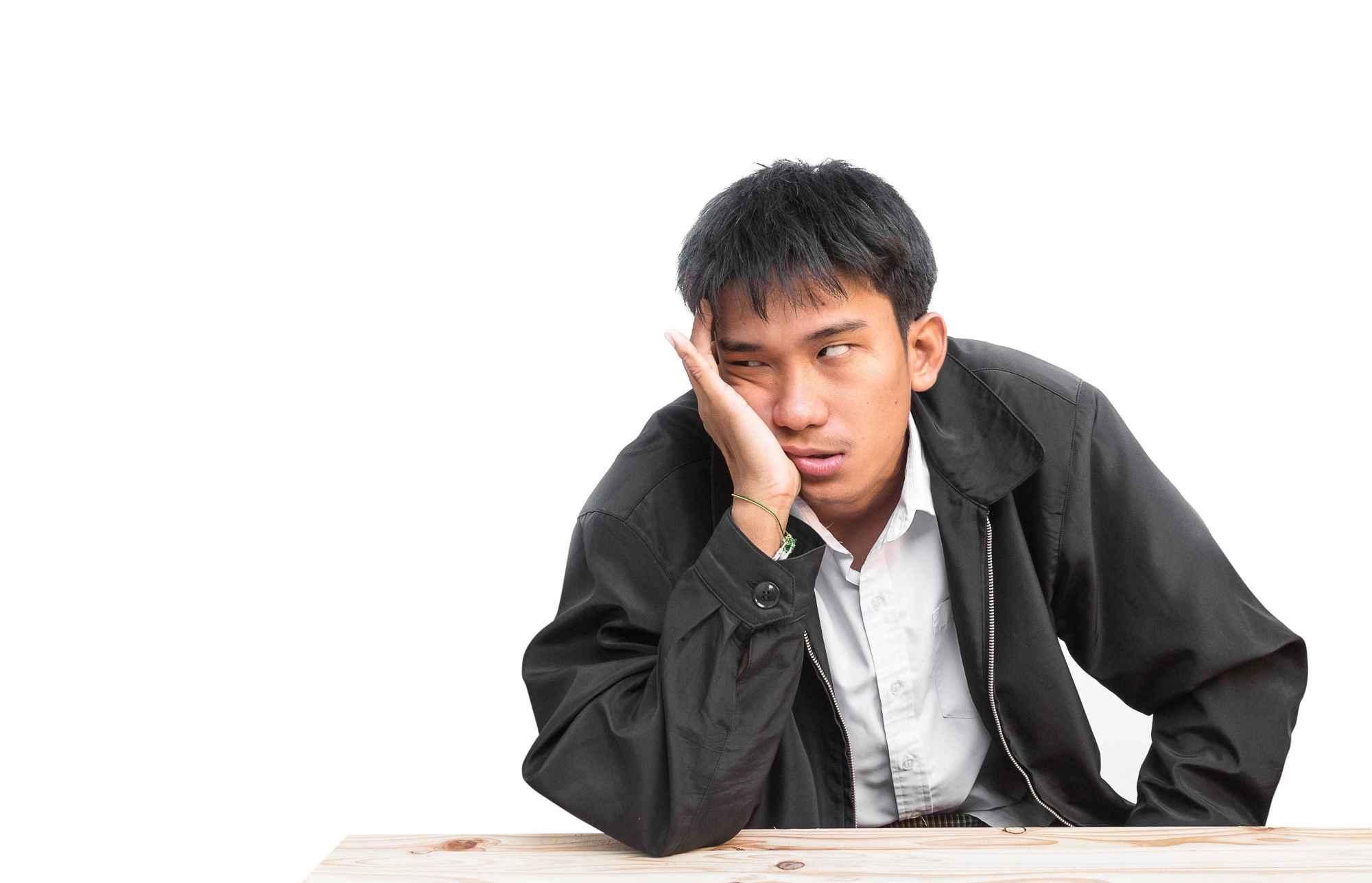 早上起床爱抽烟的人，5个异常出现，或是脑梗登门拜访