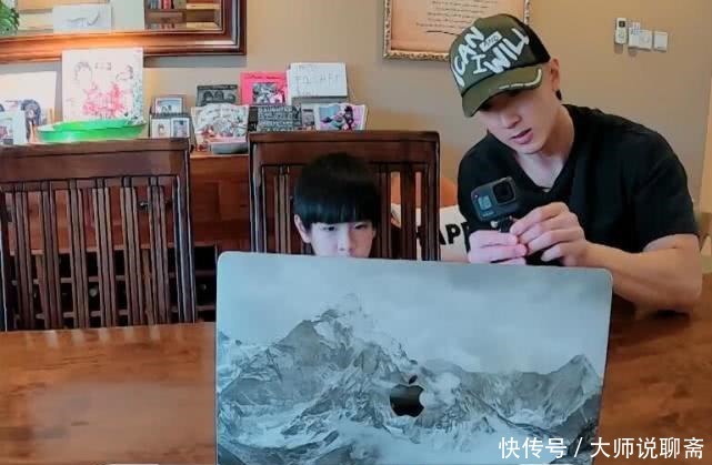 m吴尊儿子才是真聪明!用左手写字不算啥,看清字迹,真是小学生