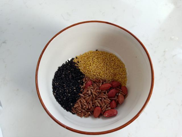 老两口的“轻食”早餐,简单又美好,网友有仪式感的生活