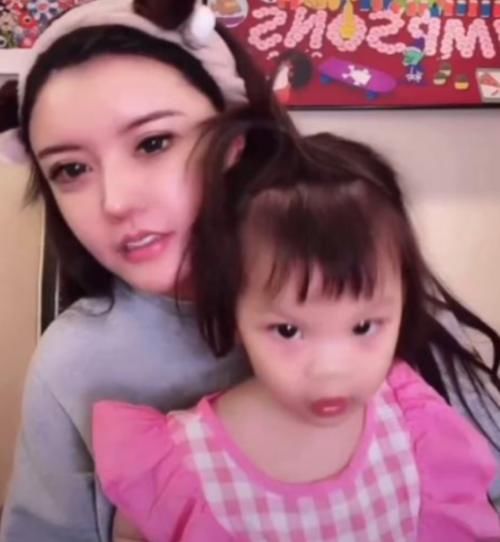 小猪|兜儿做完四维图后，提前给吨吨买婴儿用品，衣服款式暴露孩子性别