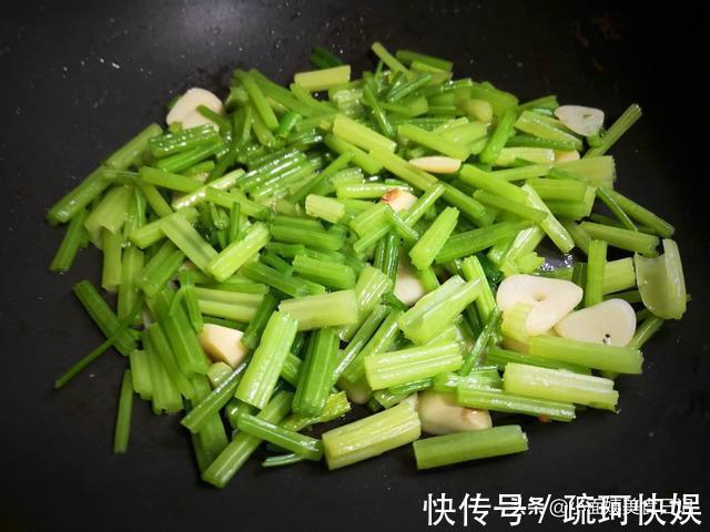 芹菜|芹菜和这菜是“黄金搭档”，营养和口感比豆腐干还好，孩子特爱吃