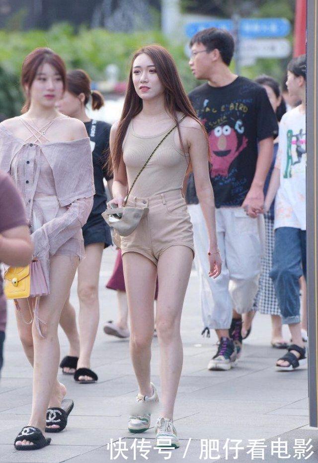 卡其色修身背心塞进短裤,简单时尚,活力满满