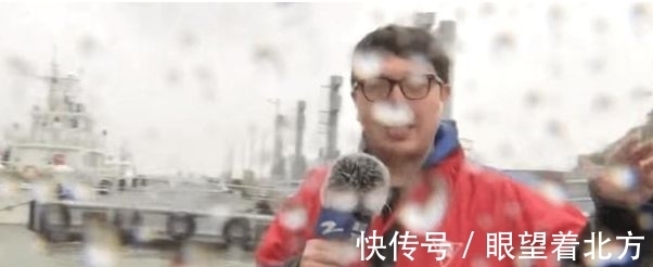 中国好声音|主持人华少变身记者报道台风,现场淋雨播报,遭网友调侃被降级