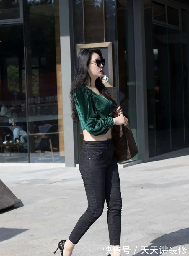 裸脚踝 今秋流行“裹腿裸脚踝”,正常搭配无需太复杂,可谓简单便是美!