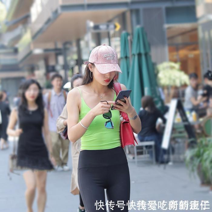 表姐穿着吊带和紧身裤,再加上烈焰红唇,一点都不像快30的人了