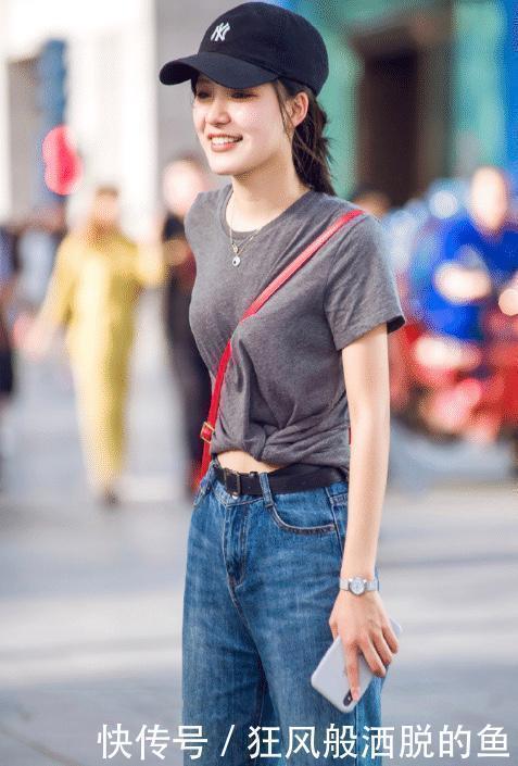 灰色上衣搭配牛仔裤,温柔似水,甜美又好看
