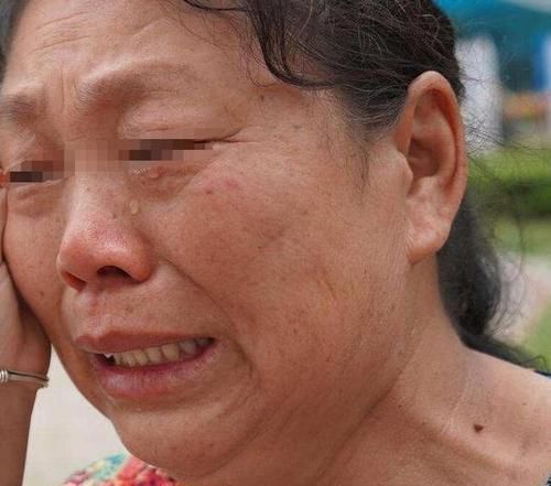 拔掉|8岁男童长出“双排牙”，被拔掉时疼哭了，得知原因后奶奶崩溃