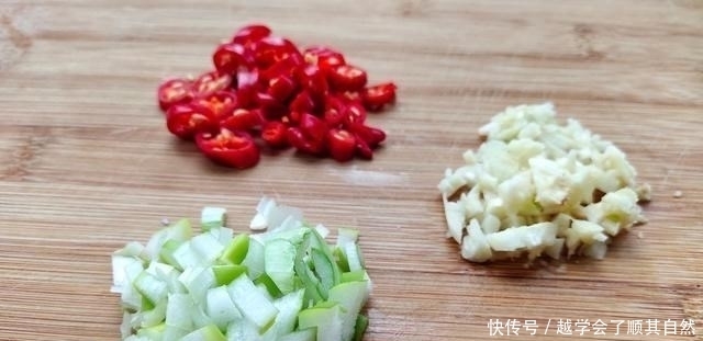 菜市场遇到它别手软，4块1斤营养高，切丝浇上酱汁焖一锅，够鲜美